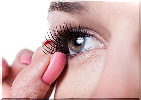 use false eyelashes 