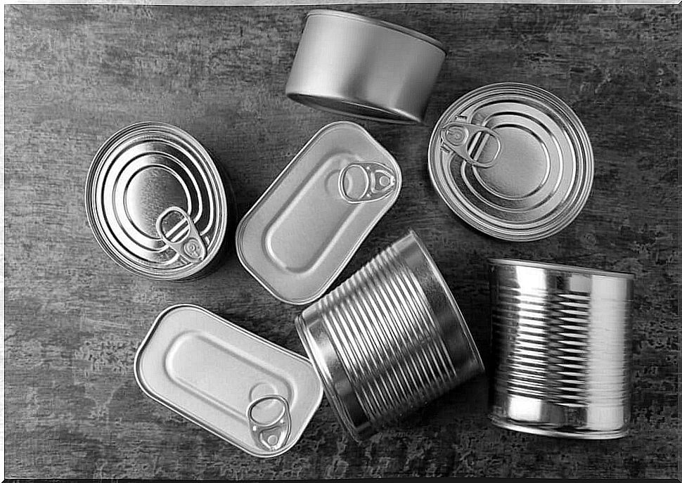 Tin cans can be made into centerpieces.