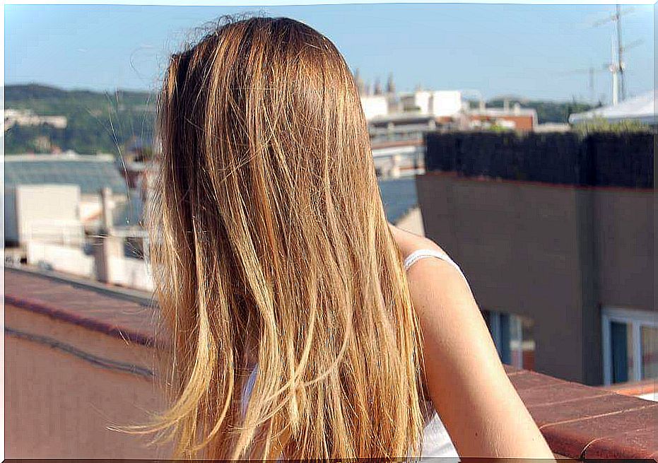 The sun affects the health of the hair.