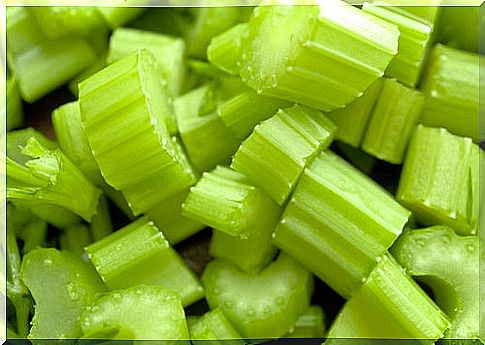 juice for sciatic nerve pain: celery and kiwi