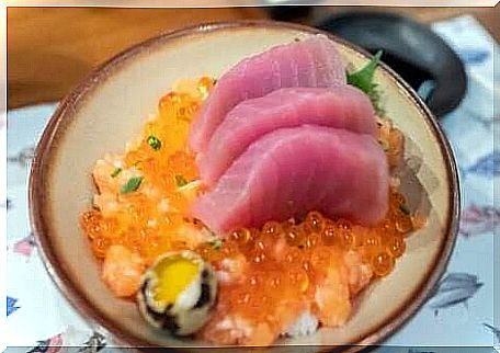 A dish of raw tuna.