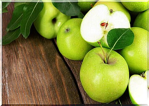 The apple is one of the best fruits to cleanse the colon.