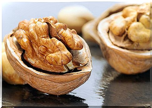 Nuts to take care of the hair.