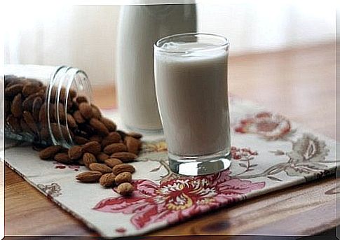 Almond milk smoothie 