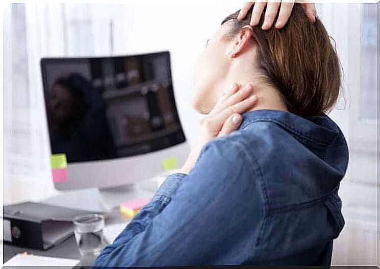 A woman suffering from A woman with broken neck syndrome because of the screens