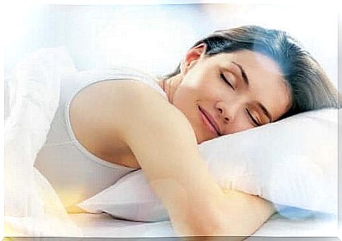 A woman sleeping peacefully accumulating hours of sleep