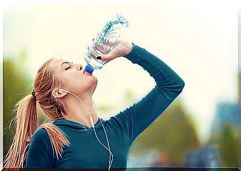 A woman who hydrates herself during exercise