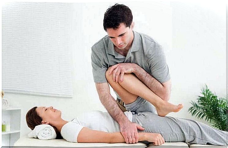 A physiotherapy session to treat radiculopathy