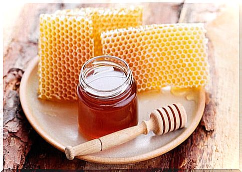 benefits of bee honey to treat dry hair