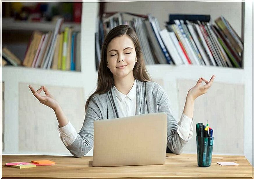 Woman meditating at work to fight post-vacation syndrome